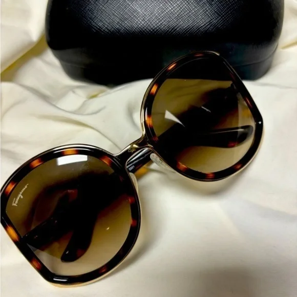 Salvadore Ferragamo tortoise These stylish sunglasses Oversized - Picture 1 of 8